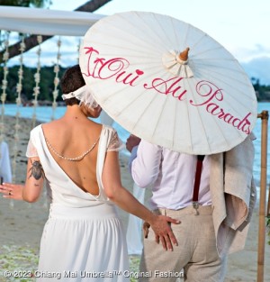 ร่มสีครีม ร่มเชียงใหม่สำหรับงานแต่งงาน ภาพโดย Oui Au Paradis - Wedding Planner Thailand