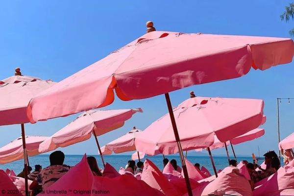 ร่มชายหาด สีชมพูอ่อน ขนาดเส้นผ่านศูนย์กลาง 250 ซ.ม. มีชายร่ม ทูทูบีชคาเฟ่