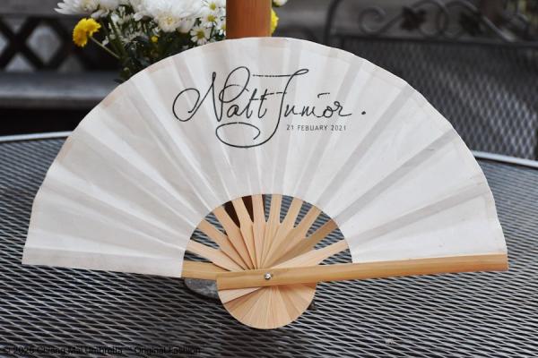 สกรีนโลโก้ nat & junior หนึ่งสี พัดกระดาษสา สีขาว พัดชำรวย งานแต่งงาน