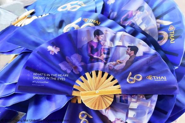 พัดพิมพ์ดิจิทัล การบินไทย พัดสองด้าน ผ้าโพลีที โครงมาตรฐาน ขนาด 41 ซ.ม.