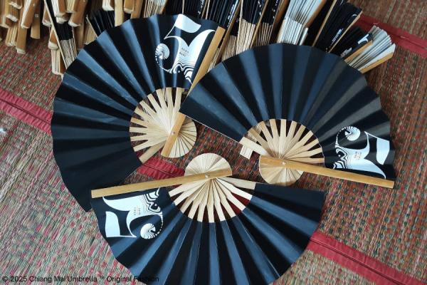 สกรีนโลโก้ สองสี พัดกระดาษแข็ง สีดำ พัดสำหรับกิจกรรม