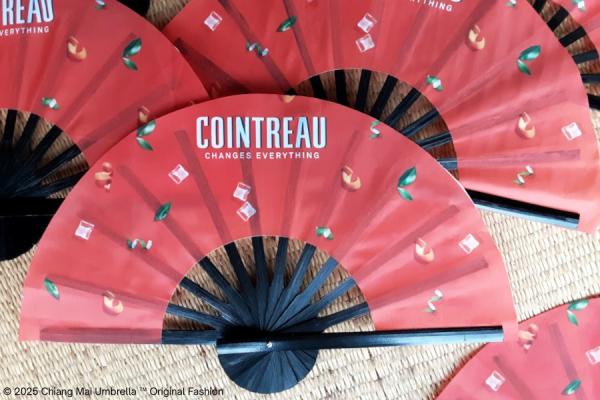 พิมพ์ดิจิทัล พัดโปรโมชั่น cointreau ผ้าโพลีที 41 ซ.ม. โครงสีดำ