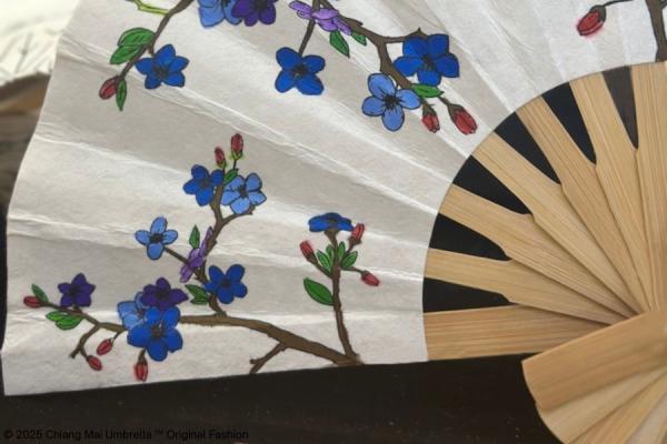 ระบายสี บนเส้นที่สกรีนไว้แล้ว พัดกระดาษสา สีขาว 41 ซ.ม.