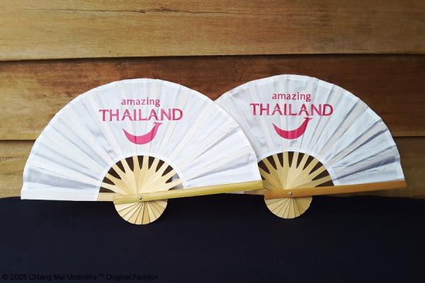 สกรีนโลโก้ หนึ่งสี Amazing Thailand พัดผ้าไหมเทียม ขาว 41 ซ.ม.