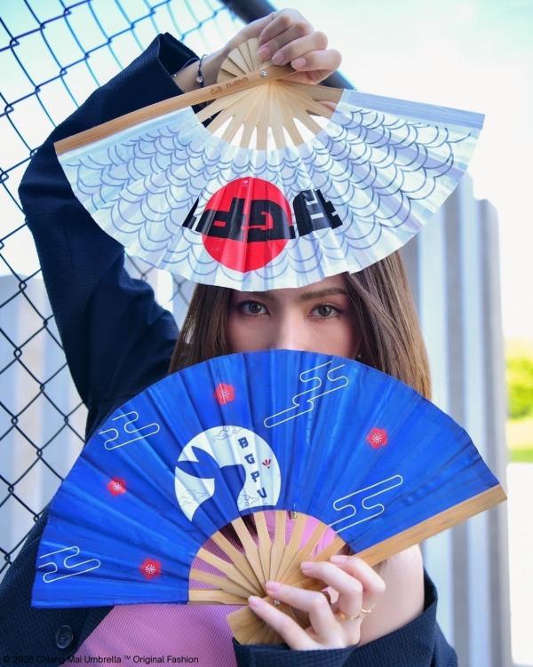 สกรีนสี่สี  bgpu ผ้าไหมเทียม ขาว และ น้ำเงิน 41 ซ.ม.