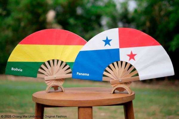 พัดกระดาษสา พิมพ์ฟิล์มดีเอฟที พัดสองหน้า 41 ซ.ม. ฐานตั้งไม้ไผ่